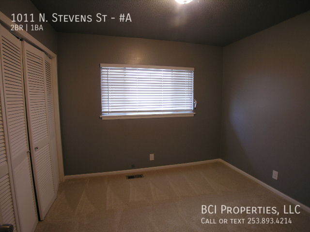 Building Photo - This beautiful 2 bedroom, 1 bath home is m...