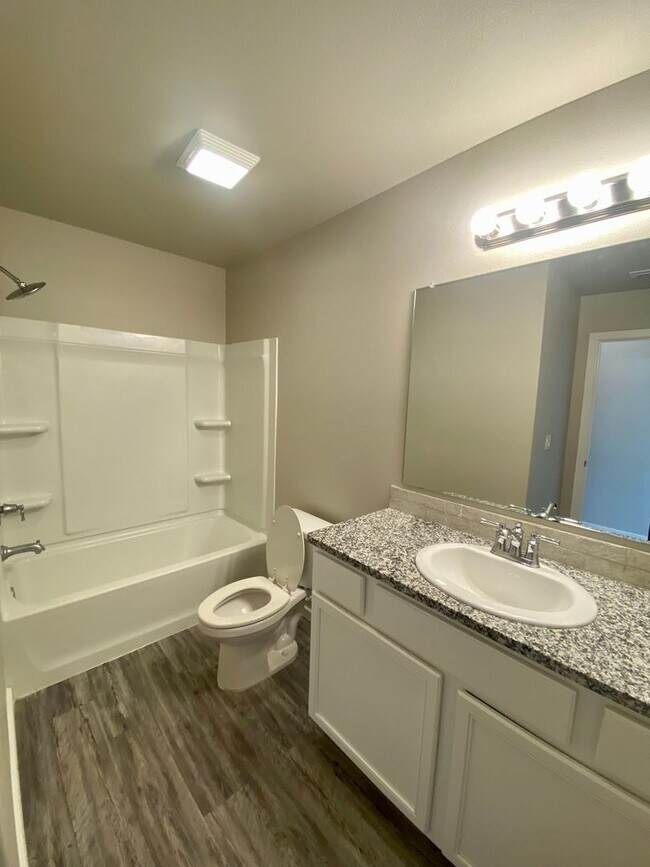 Building Photo - Introducing Your Dream Home: Spacious and Stunning 3 Bed, 2 Bath Haven Ready for You!