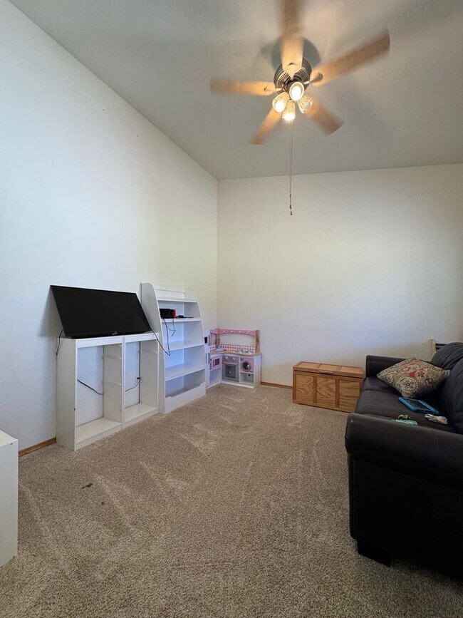 Building Photo - Expansive & Modern 4-Bedroom Home for Rent
