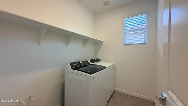 Building Photo - 37406 W San Clemente St