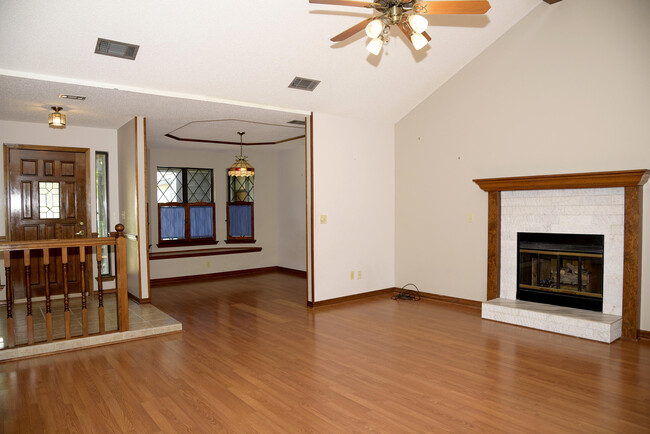 Building Photo - 1129 Troon Dr E