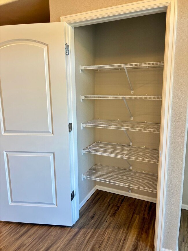 Building Photo - ***2 WEEKS FREE***West Greeley Spacious Townhome With New Carpet!