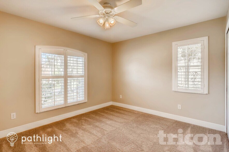 Building Photo - 10902 Versailles Blvd