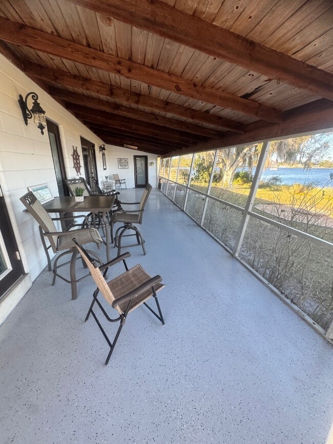 Building Photo - 734 Memorial Dr