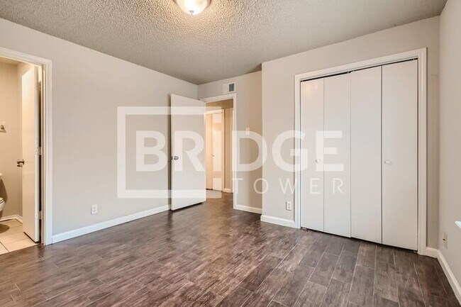 Building Photo - 806 Prairie Creek Dr