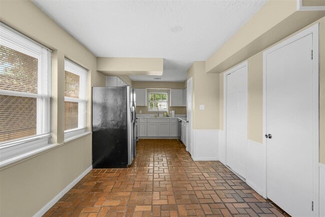 Building Photo - 3315 Crestdale Dr