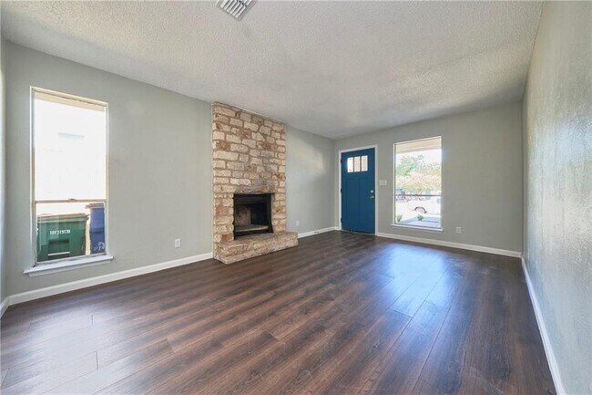 Building Photo - 902 Fieldwood Dr