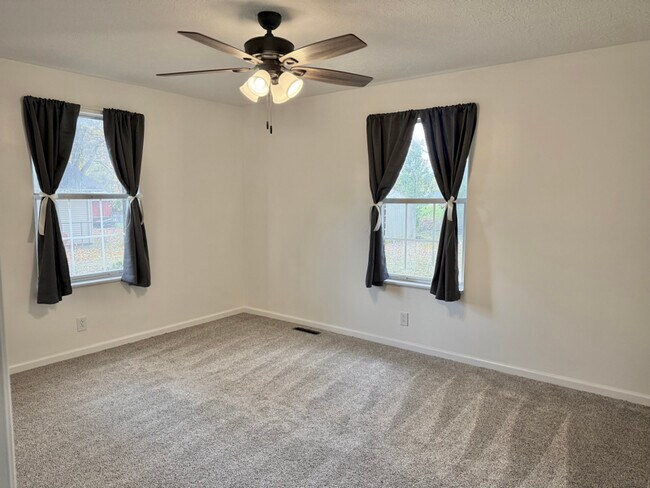 Building Photo - 597 Bluebird Dr