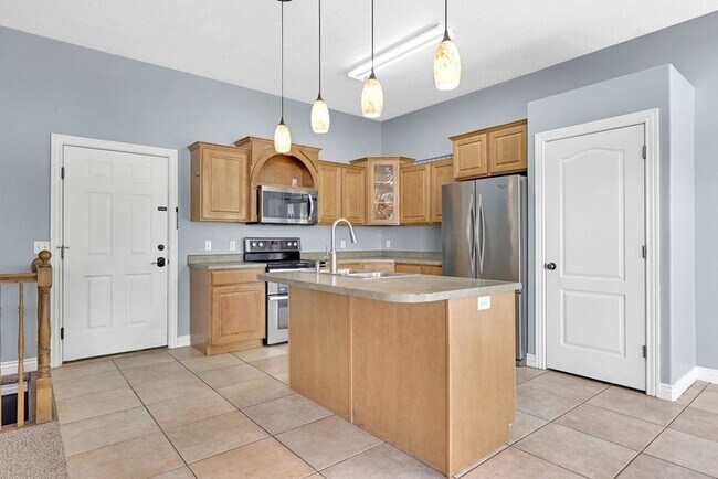 Building Photo - 2093 E View Dr