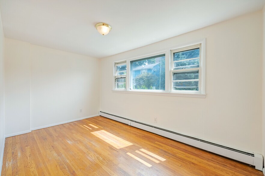 Building Photo - 335 10th St