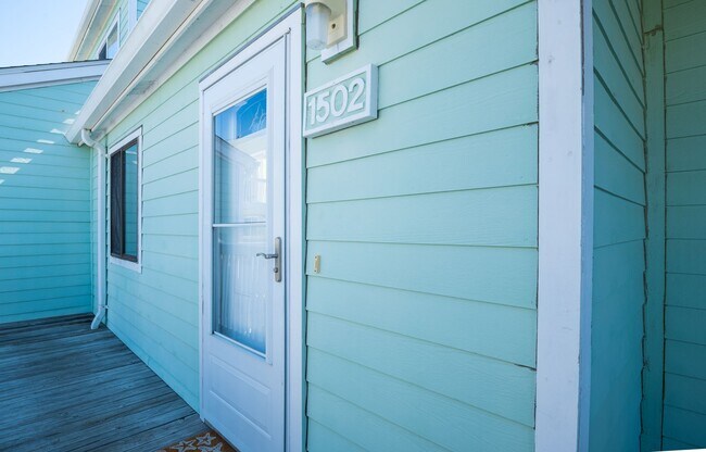 Building Photo - PERFECT FURNISHED RENTAL FOR A WINTER AT THE BEACH