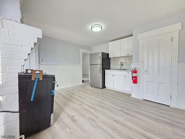 Building Photo - 8 Lincoln Ave