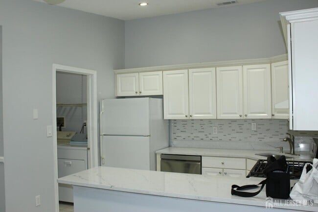 Building Photo - 29 Wycoff Way E