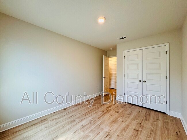 Building Photo - 10 Renea Cv