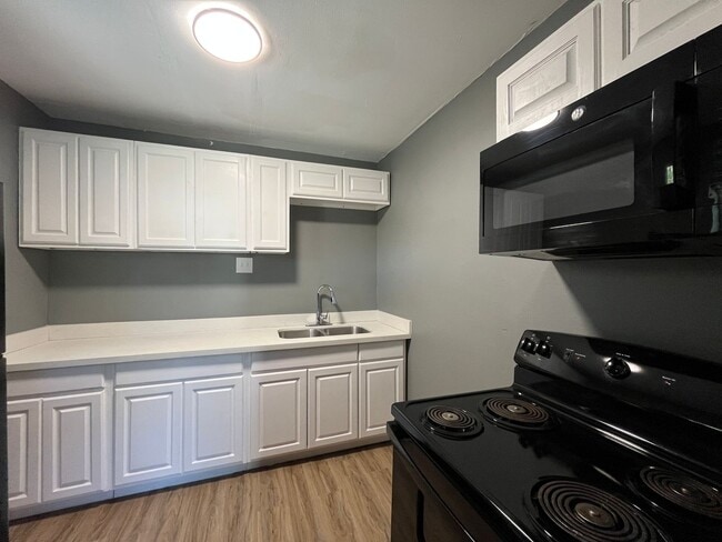 Building Photo - 3 BEDROOM 2 BATH WITH BACK APARTMENT