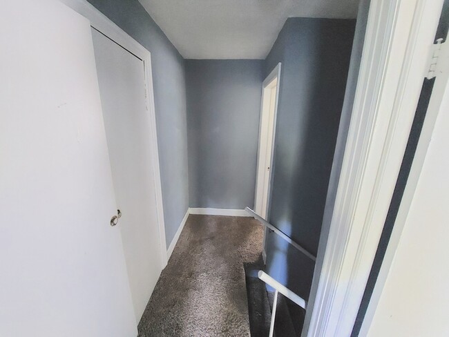 Building Photo - Gorgeous end unit townhome for rent in cen...