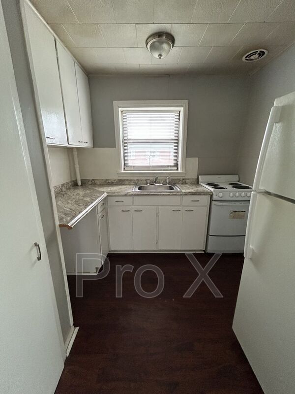 Building Photo - 126 E 13th St