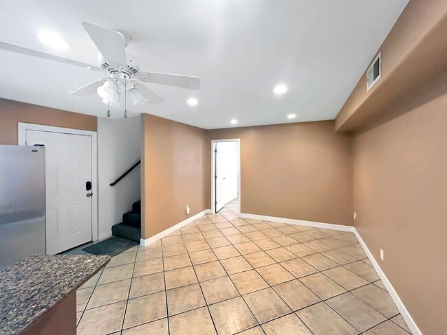 Building Photo - Beautiful 3B 2BA Duplex Unit w/ Balcony, W...