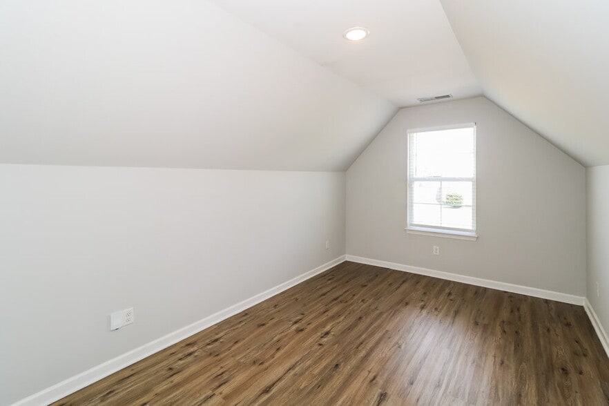 Building Photo - 3811 Dawnwood Cir W