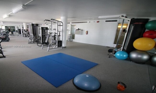 Building Photo - 900 Bay Dr