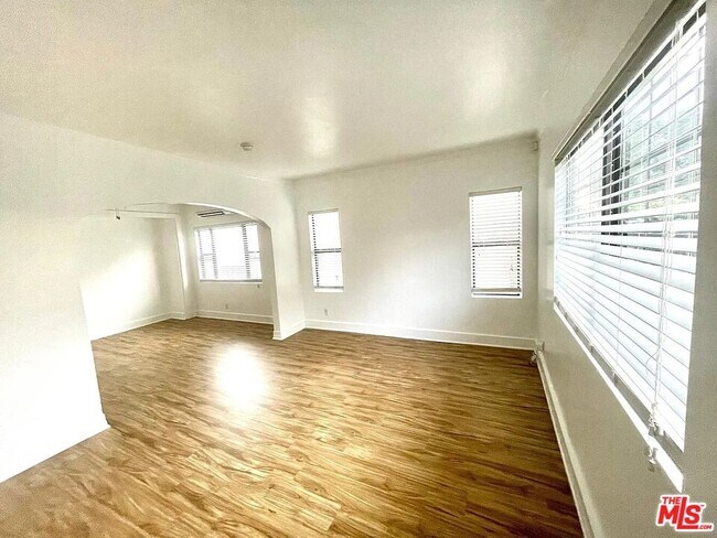 Building Photo - 2102 S Harcourt Ave