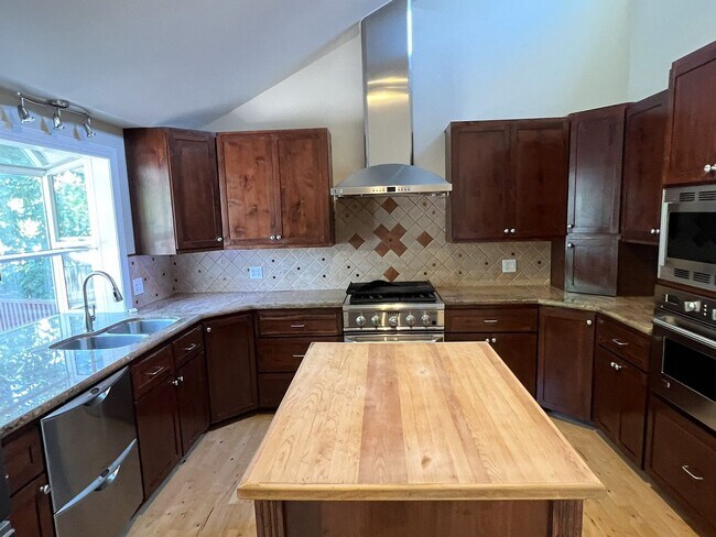 Building Photo - Fantastic 4 bed 3 bath home in the Highlan...