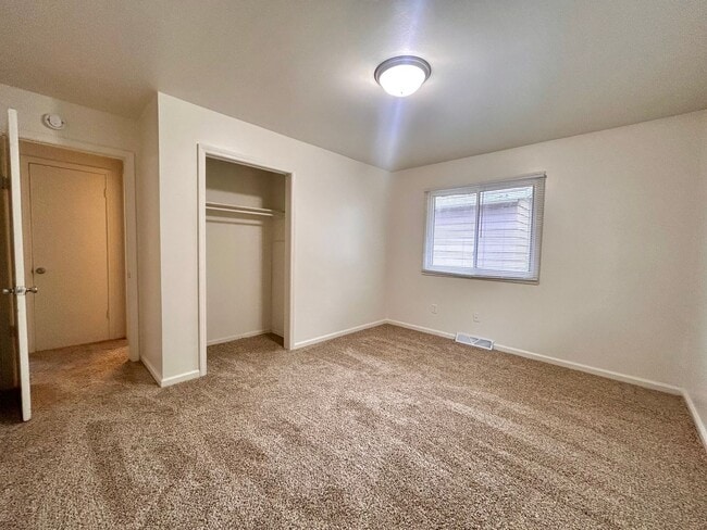 Building Photo - 4311-4313 Dawes Court SE