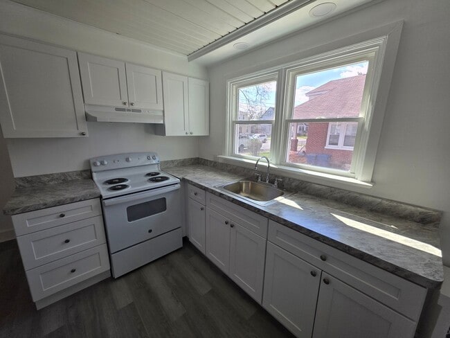 Building Photo - 19 Champlain Ave