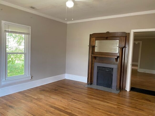 Building Photo - Germantown / Salemtown House for Rent!  2 Beds w/ extra rooms  + 2 full baths!