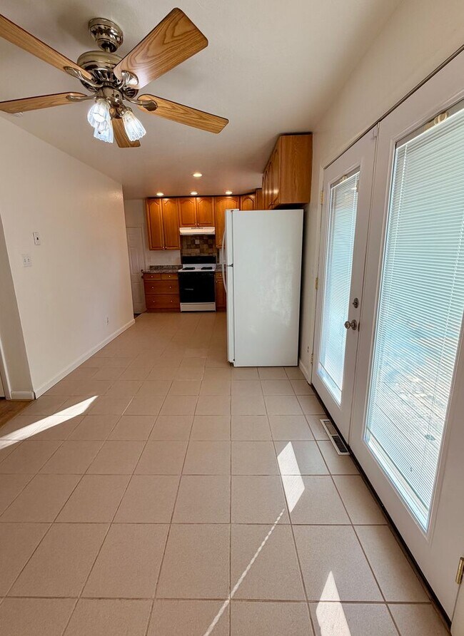 Building Photo - Lovely 5-bedroom, 2¾-bath home located in ...