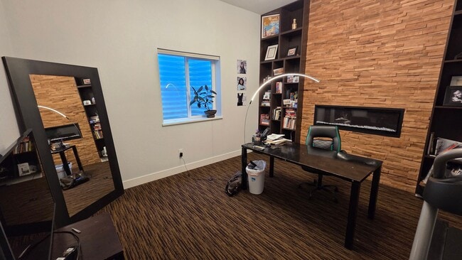 Building Photo - Modern 4 Bedroom 5 Bath Townhome - With Lots of Natural Light and Great Views!