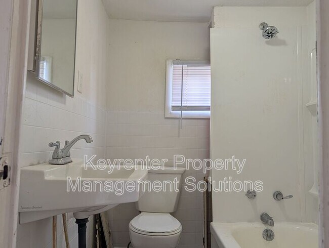 Building Photo - 12 Miller St