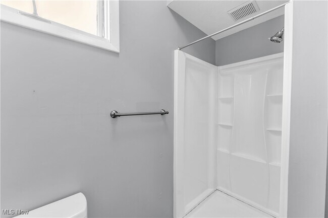 Building Photo - 1041 W 10th St