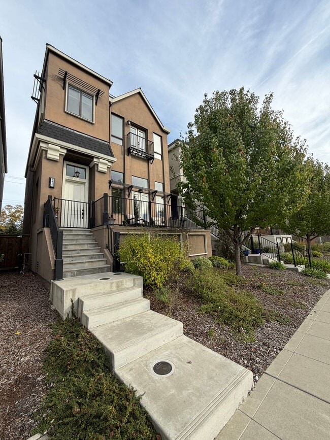 Building Photo - 3 Bedroom | 2.5 Bathroom | Crocker Village House