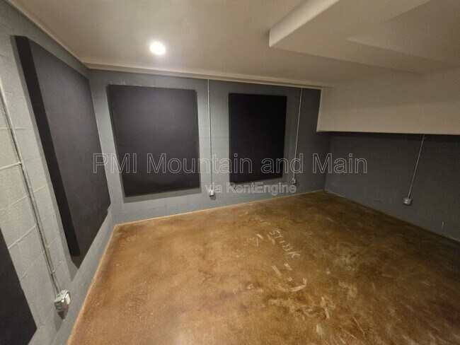 Building Photo - 156 Bradley St