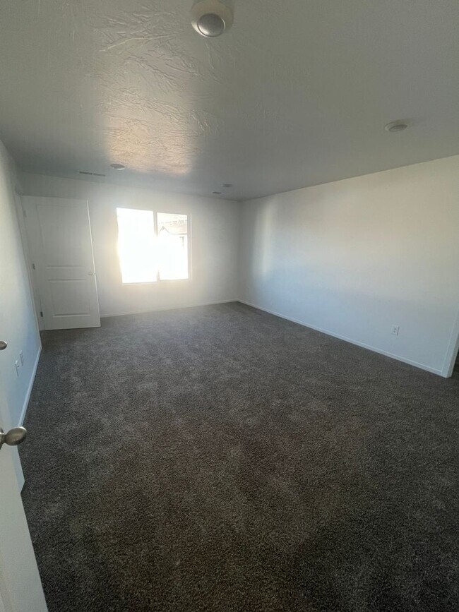 Building Photo - Beautiful spacious 3 bedroom, 2.5 bathroom house located in Cedar City!