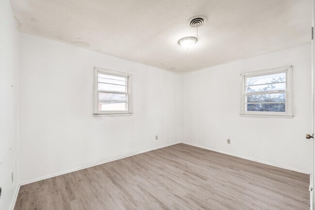 Building Photo - 1505 E Amherst St