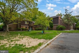 Building Photo - 907 Meadow Woods Ln