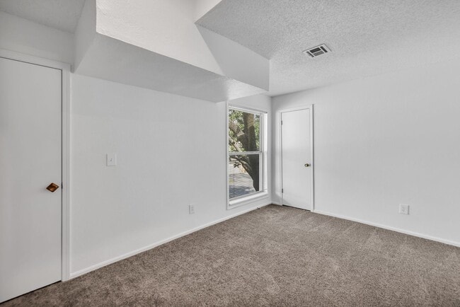 Building Photo - Midtown Comfort & Convenience