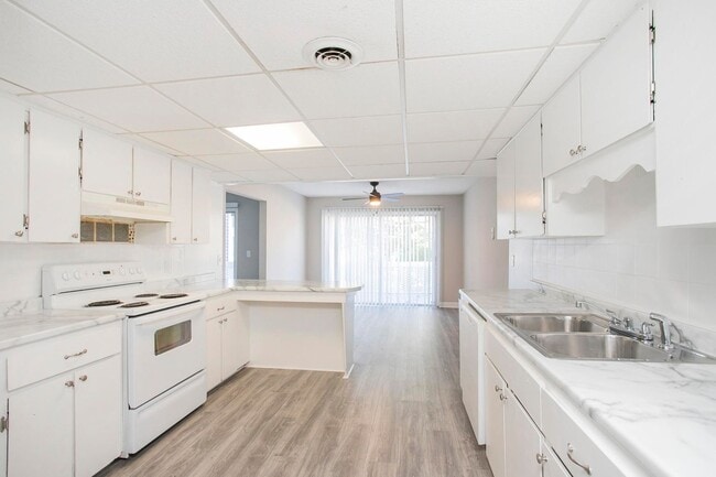 Building Photo - 421 Raintree Dr