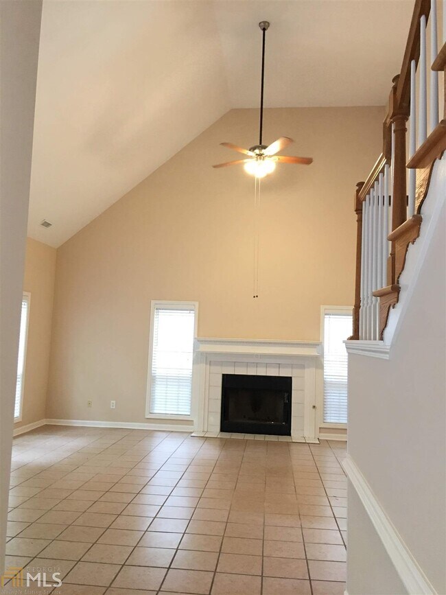 Building Photo - 111 Clarin Way