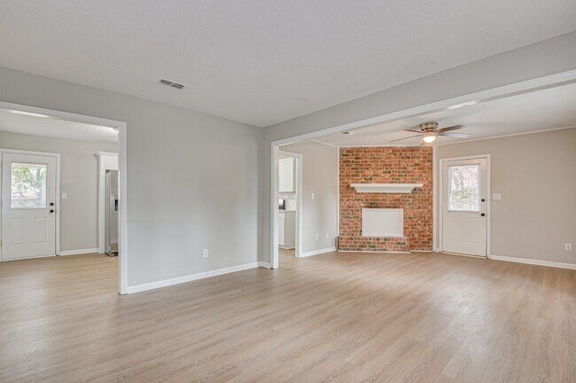 Building Photo - 208 Foxdale Dr