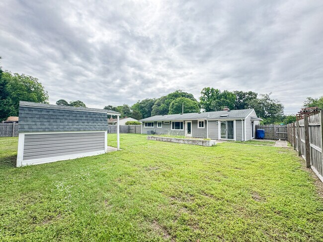 Building Photo - Charming Ranch in Highly Sought-After Grea...