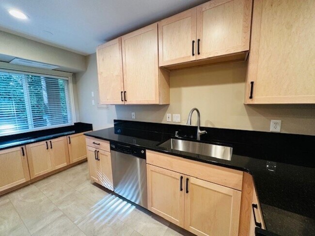 Building Photo - 2Bd/1Ba Bellevue Condo