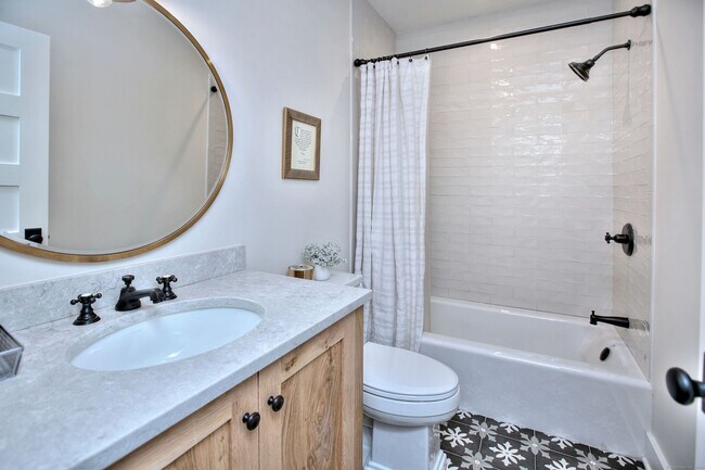 Building Photo - 55 Kings Hwy N