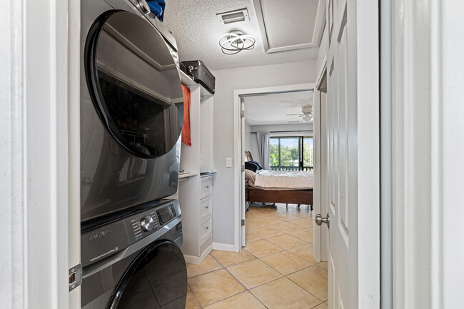 Building Photo - 300 Yacht Club Dr