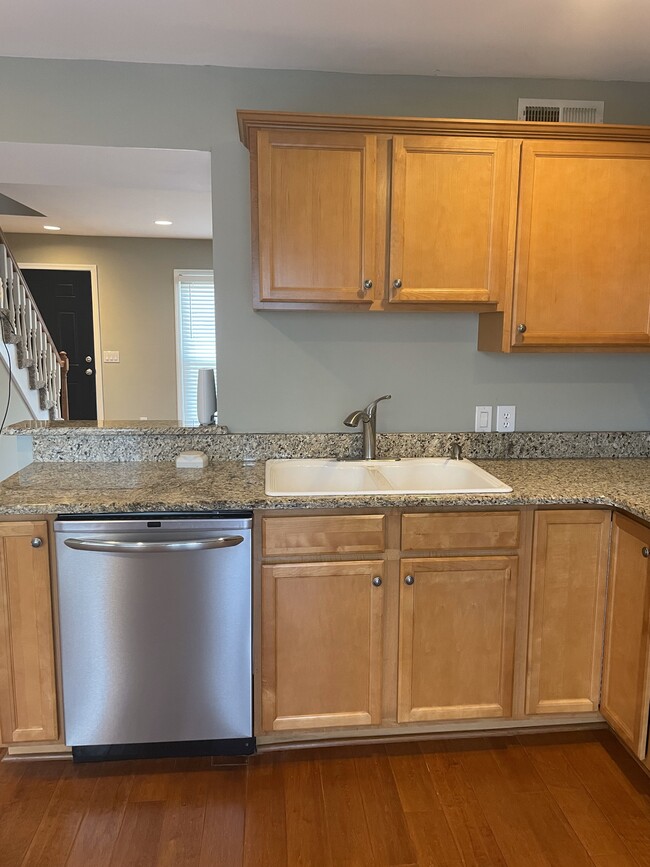 Kitchen - 724 Due West Ave N