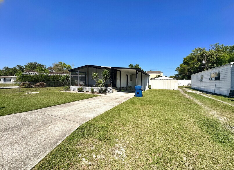 Building Photo - 1815 Woodcrest Dr