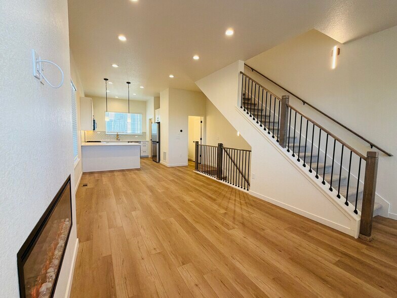 Building Photo - 7174 Clove Hitch Hts