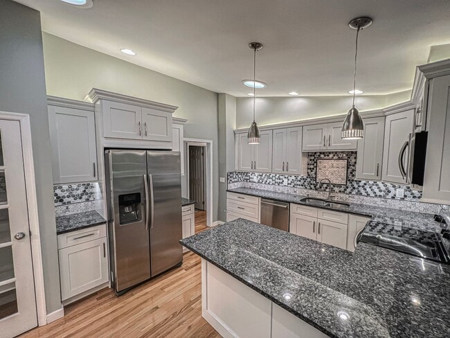 Building Photo - Remarkable Home With Spacious Deck And Detached Parking In A Quiet Cul De Sac In Woodbine Woods